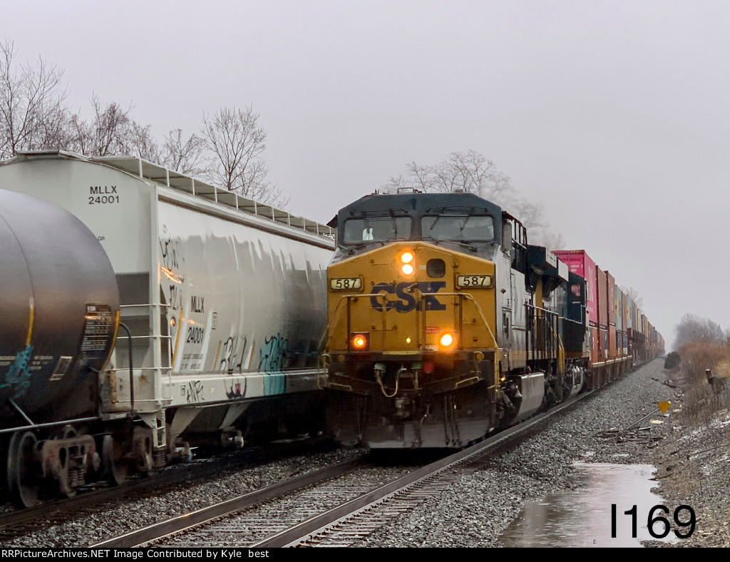 CSX 587 on I169